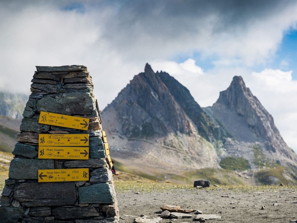 DIRECTIONAL SIGNS IN FRENCH ALPS