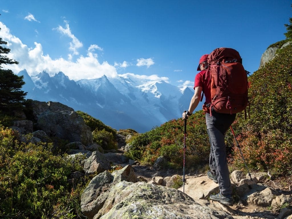 Un trekkeur avec le bon équipement pour le TMB