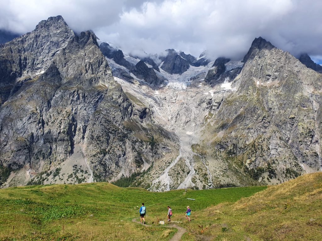 Photo du sentier avec les montagnes en arrière plan