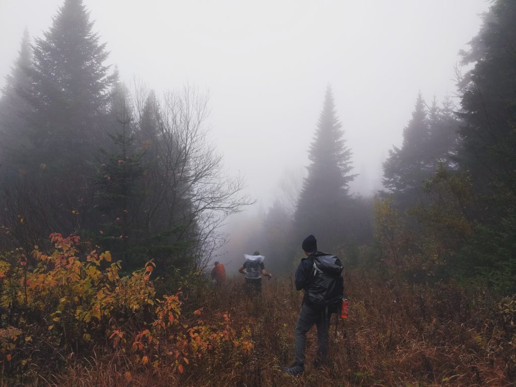 Des randonneurs pris dans le brouillard en montagne