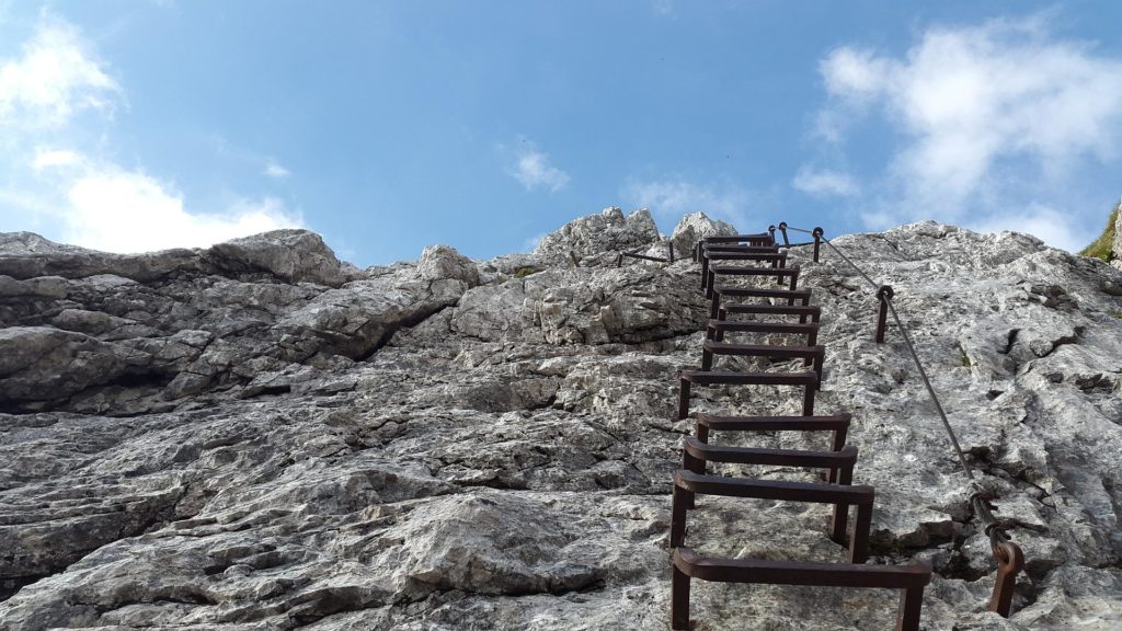 Echelles fixées sur la montagne