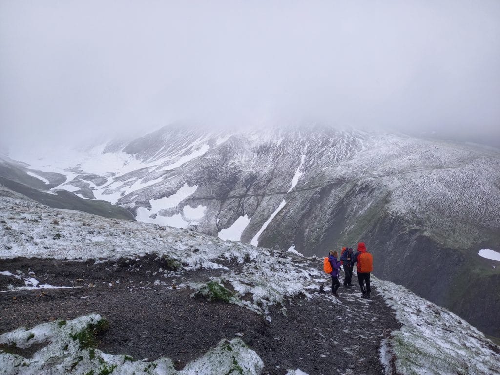 Grand col Frerret avec un peu de neige