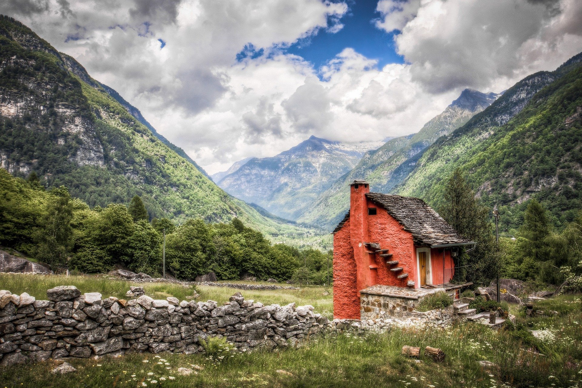 Vieille maison dans les alpes suisses
