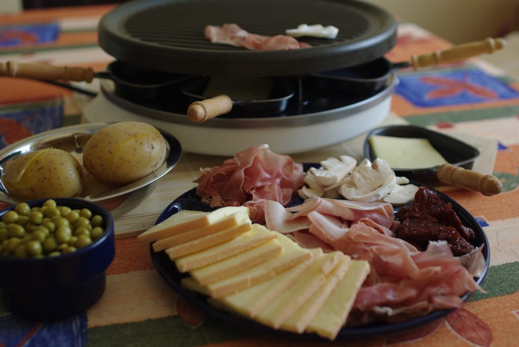 Table dressée pour manger une raclette