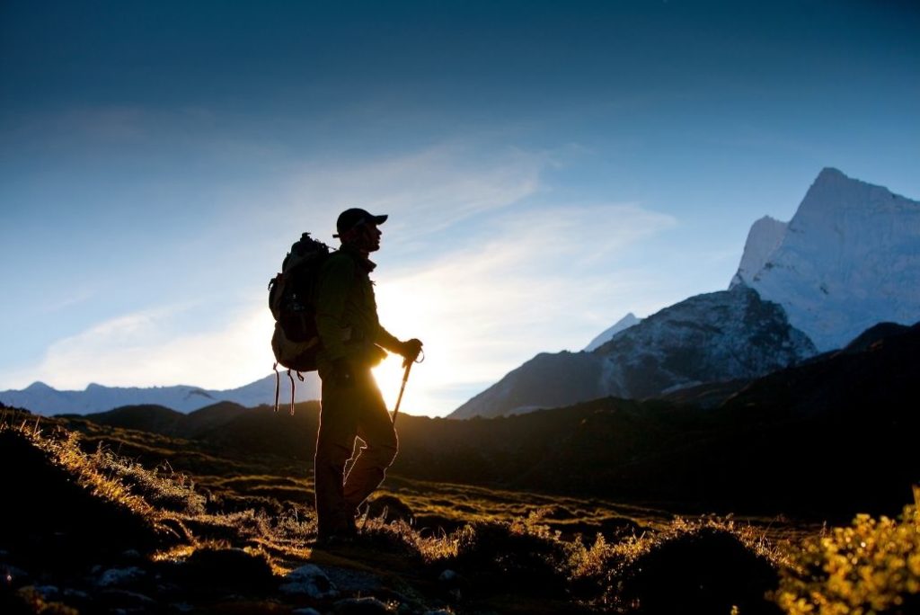 un randonneur cherche son chemin en montagne